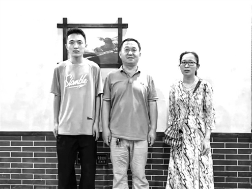 山师大外国语学院新生李默与家人